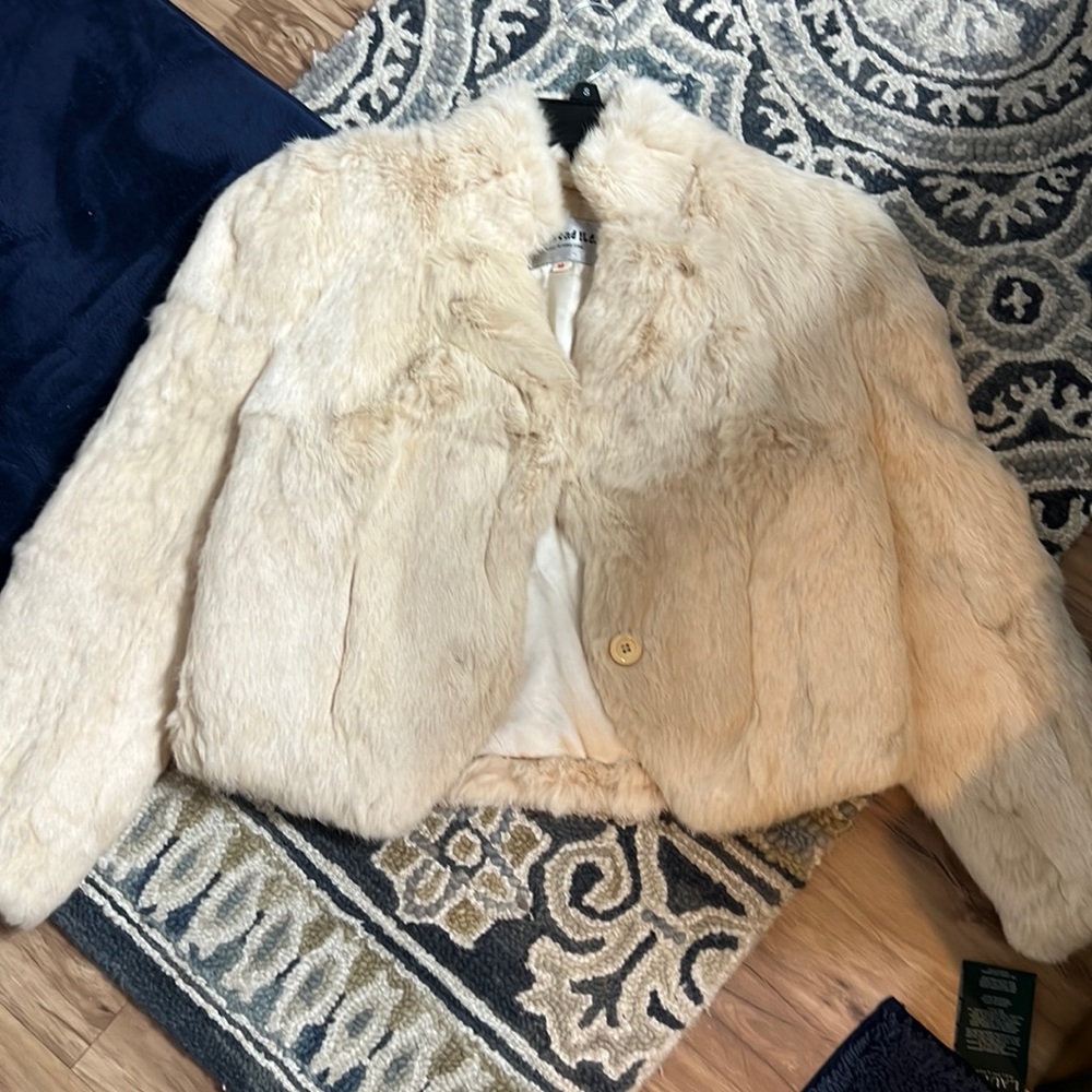 Gorgeous real fur jacket size M but fits S.too 🥰❤️🔥👌